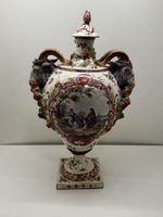 Vase mit Widderkoepfen und Deckel Keramik bemalte Porzellanv