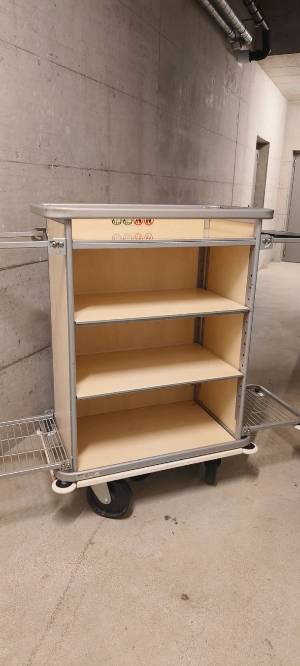Allestimento di negozi e stand fieristici: Zimmermädchen Wagen, Bar, Minibar – Usato da Horgen venduto da mar_tdt5