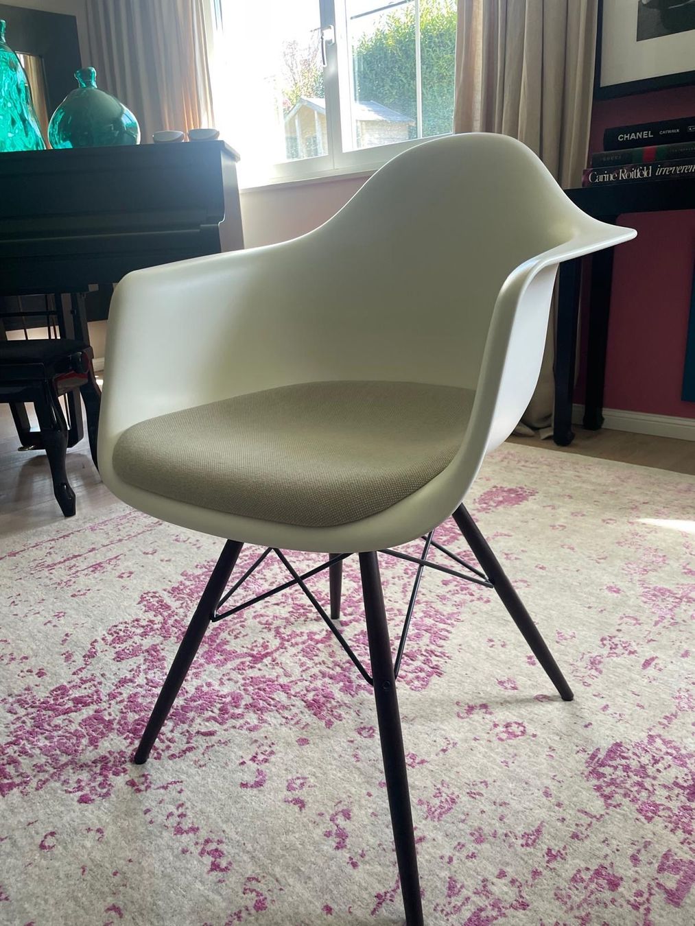 Set di tavolo e panche: Marokkanischer Nussbaum-Esstisch mit 8 Eames Vitra Stühlen – Usato da Erlenbach ZH venduto da sim_llj5 3