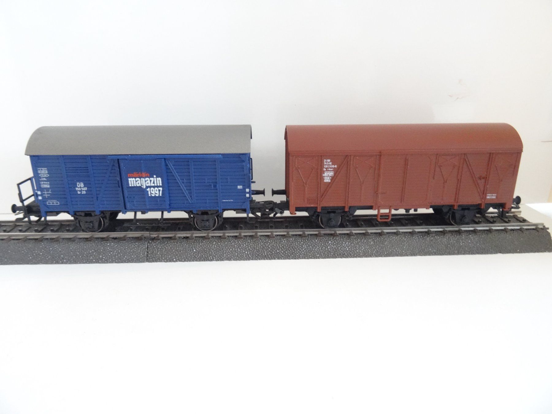 Märklin Modellini di ferrovie: Märklin H0 2 geschlossene Güterwagen – Nuovo (secondo la descrizione) da Hochdorf venduto da Teger02 1