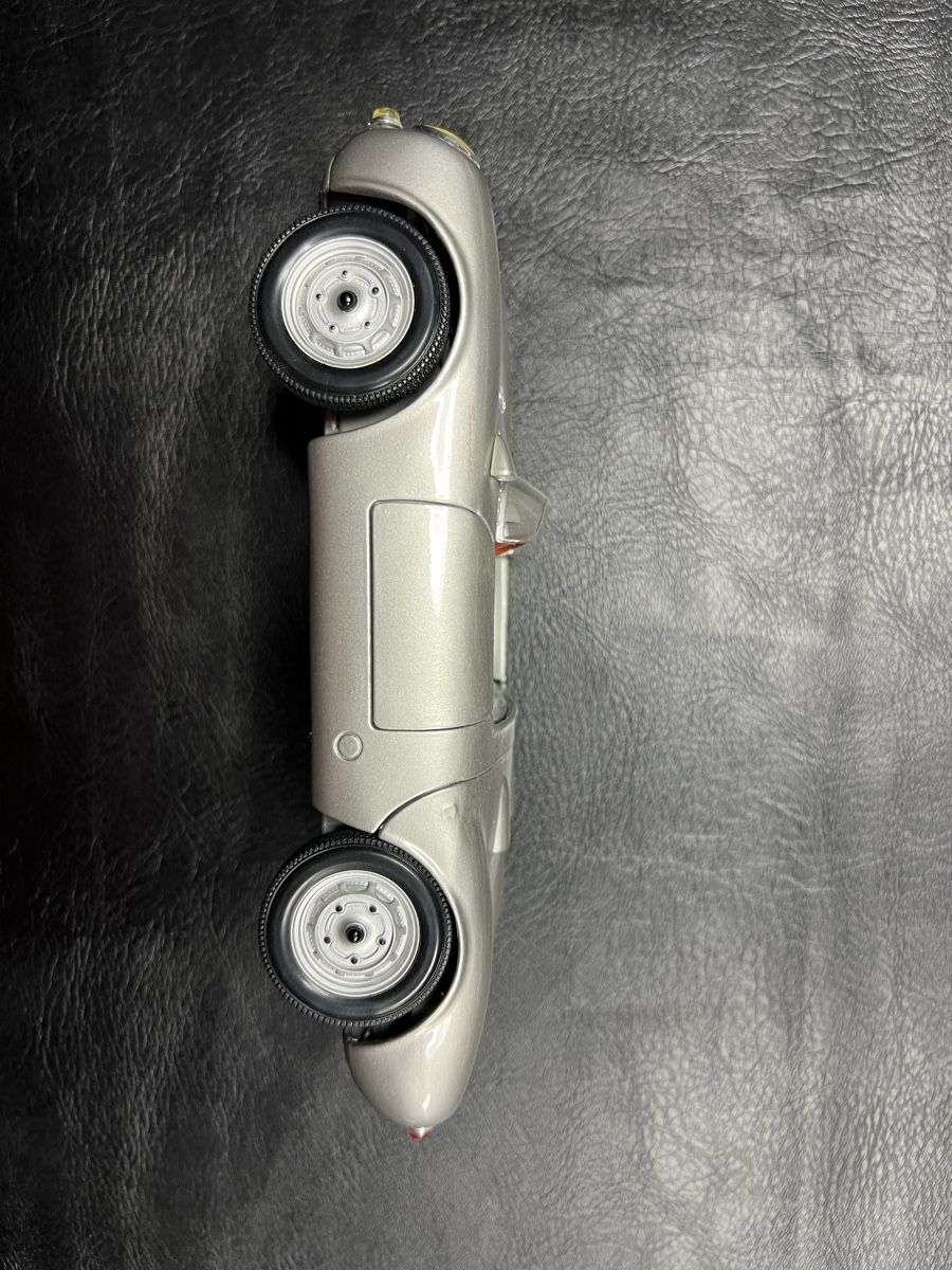 Maisto Modellini d'auto: Porsche 550 Spyder 1/18 silber Modellauto – Usato da Moosleerau venduto da Tami8 1