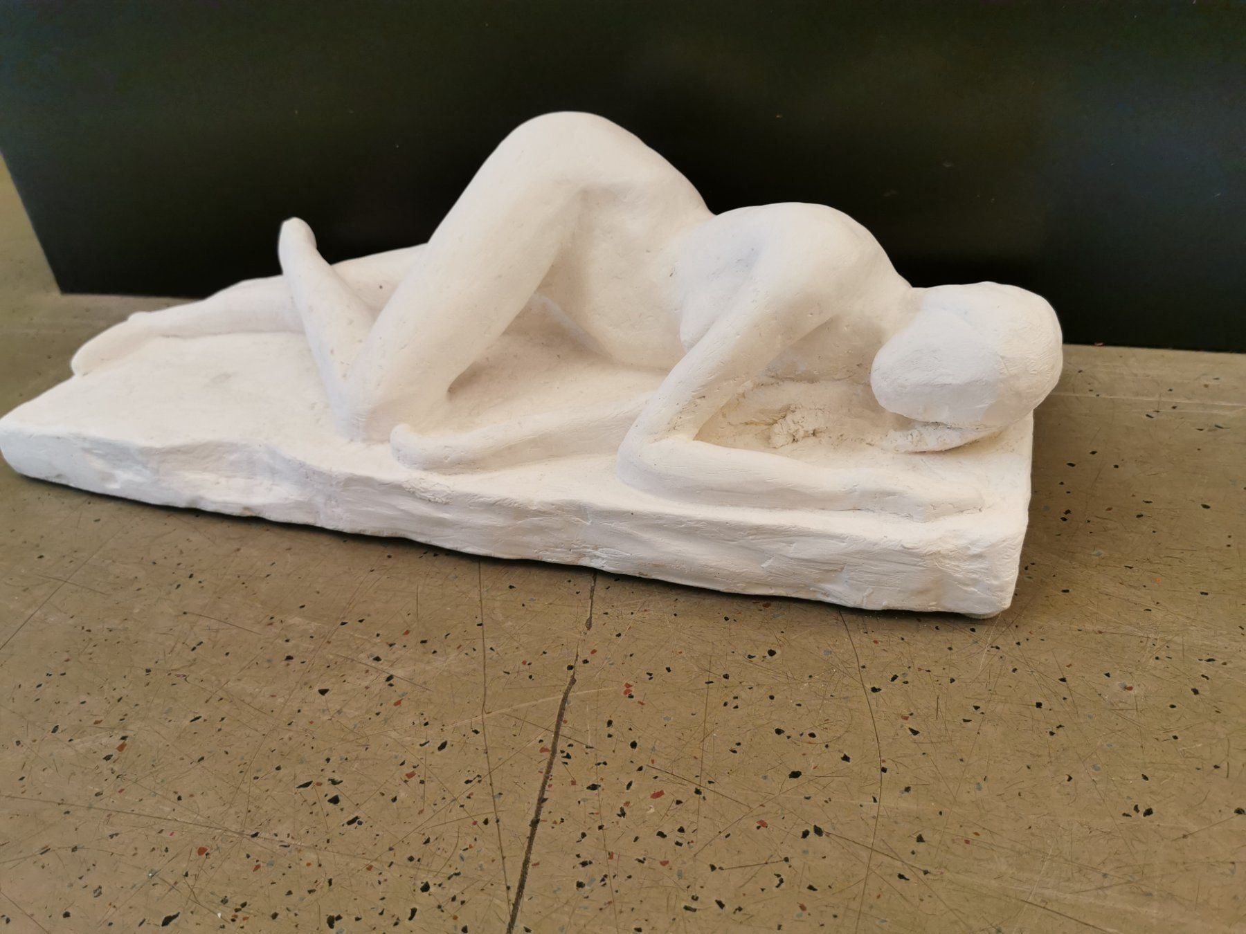 Sculture & Statue: Liegende Frau Gips – Usato da Zürich venduto da ZuercherBrockenhaus 8