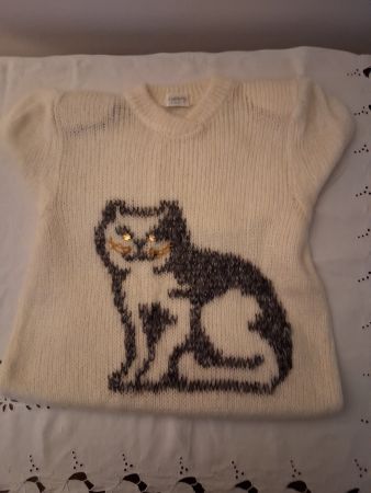 Maglione vintage con gatto ricamato.