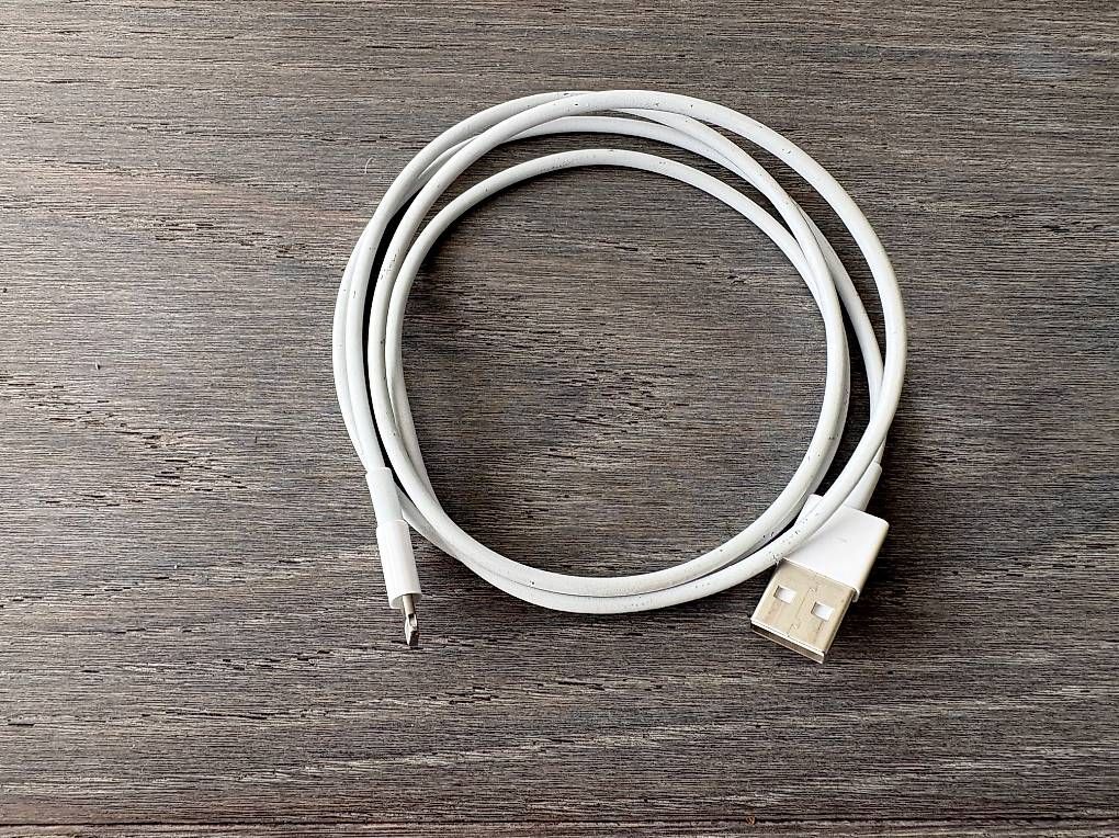 Kabel: Apple Lightning USB Ladekabel 105 cm weiss – Gebraucht aus Hünenberg von Betsch1