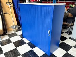 Büroschrank blau mit Rolladen und 3 Fachböden Lista