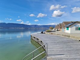 Dauerstellplatz am Neuenburgersee – Wohnwagen, DWT-Vorzelt