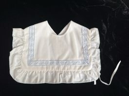 Baby/Kinder Kragen Latz, weiss mit blauer Stickerei Rüschen
