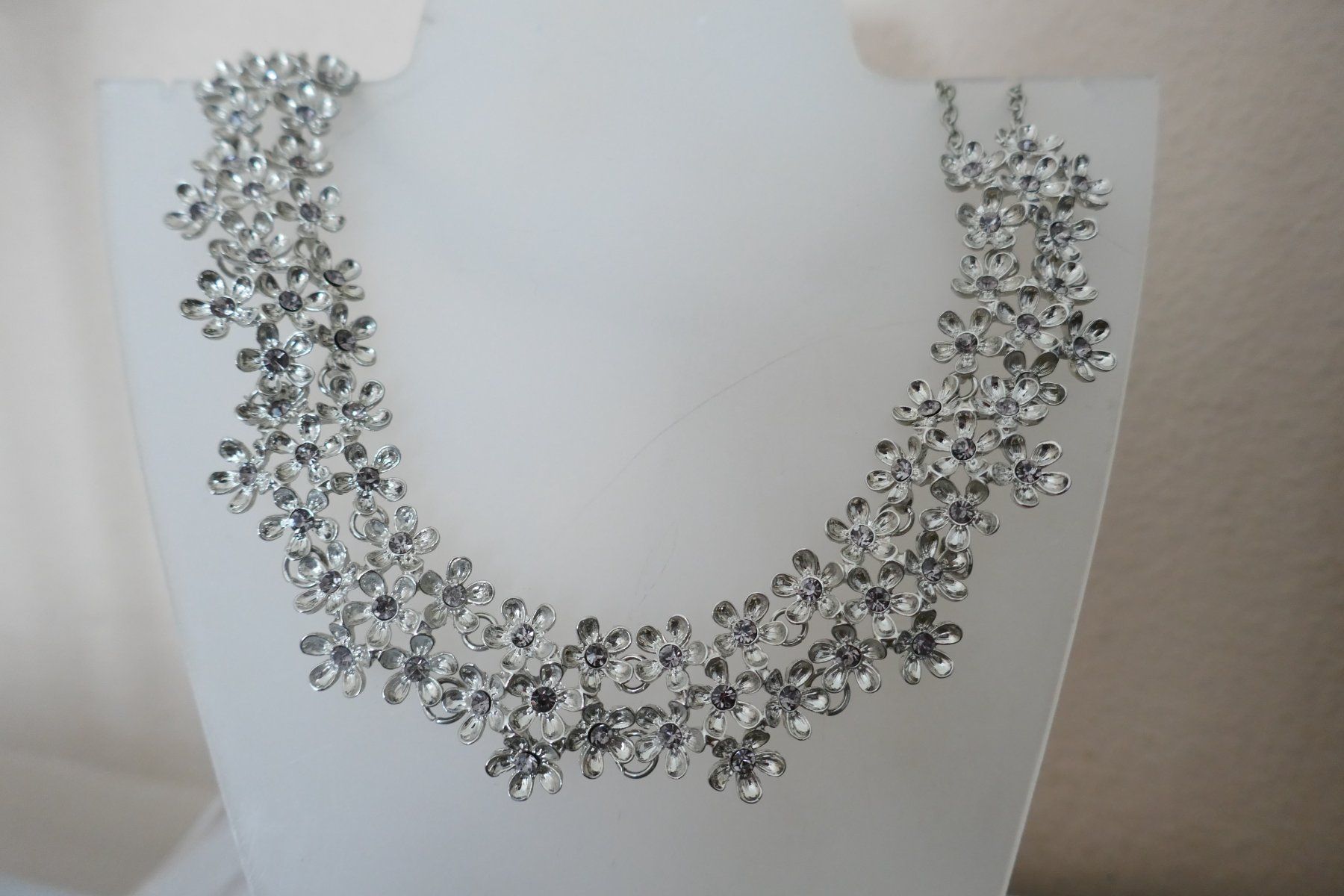 Ketten: Mode Collier Gänseblümchen – Gebraucht aus Muttenz von einfach-schoen