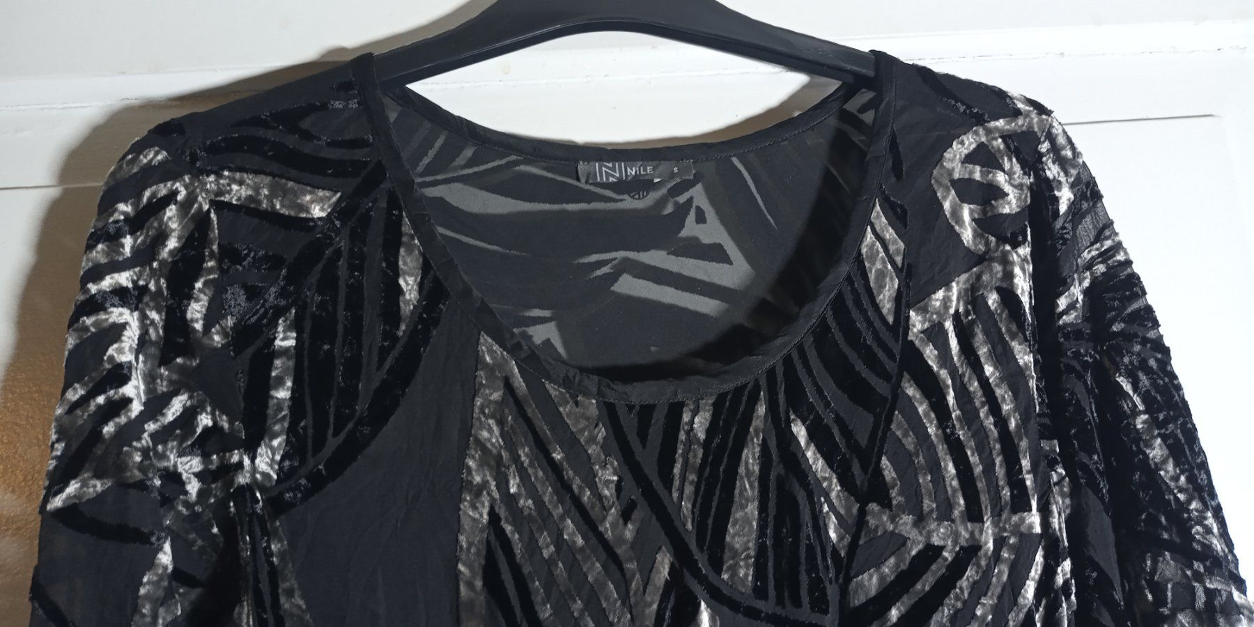 Nile Vestiti: NEU Nile Maxikleid mit schönen Muster Silber S – Nuovo (secondo la descrizione) da St. Gallen venduto da Hereplaysmusic 1