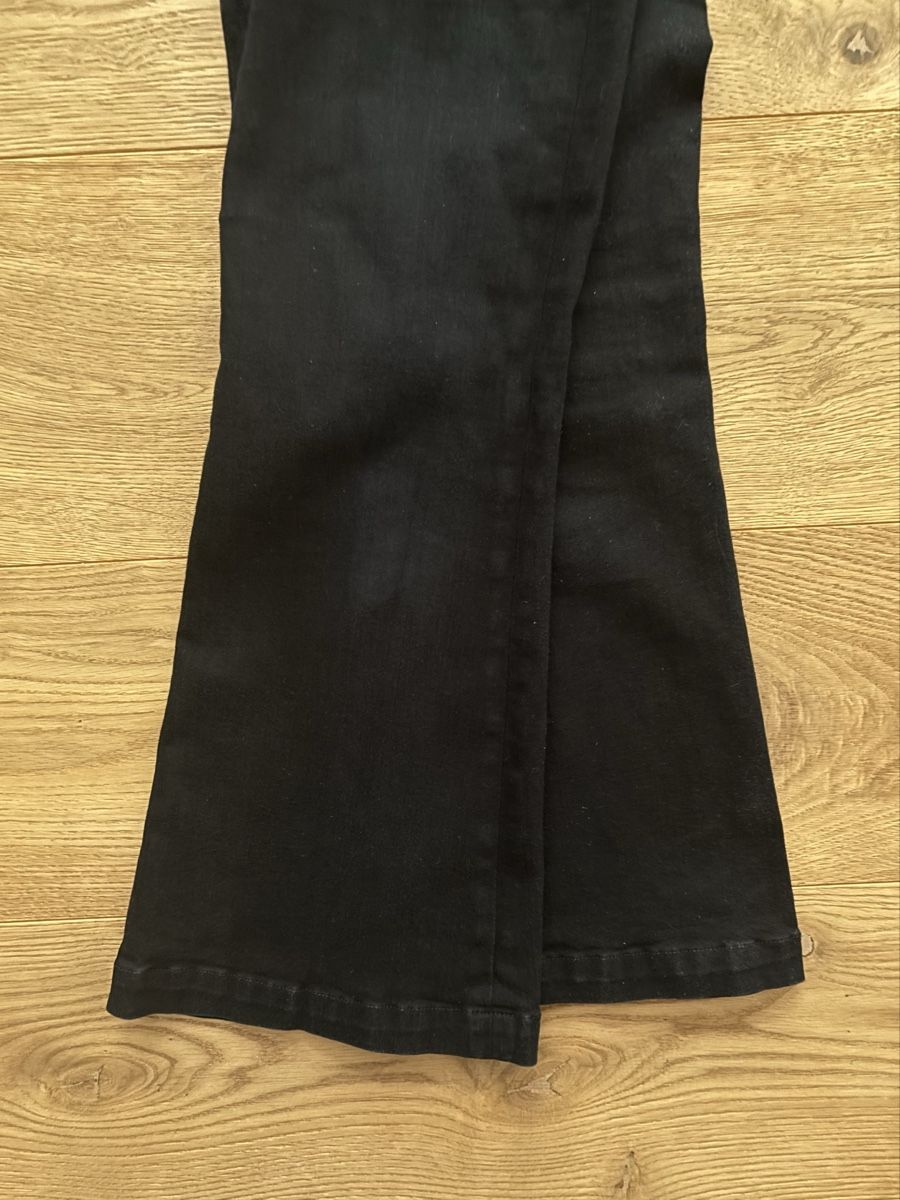 Jeans: schwarze flared Hosen Damen – Usato da Männedorf venduto da giu_wm6d 2