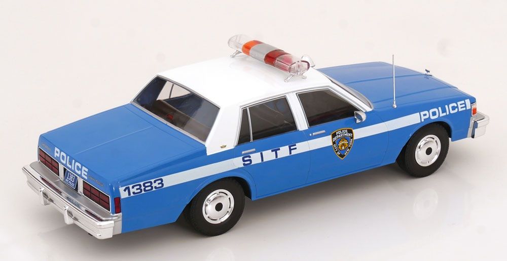 Chevrolet Modellini d'auto: CHEVROLET CAPRICE NYPD  HELLBLAU 1:18 MCG 1:18 – Nuovo e nell'imballaggio originale da Suhr venduto da Moebelsiralfred 1