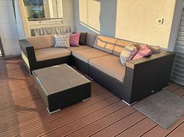 Rattanlounge, 4-teilig mit passendem Tischchen  1.9 x 2.8 m