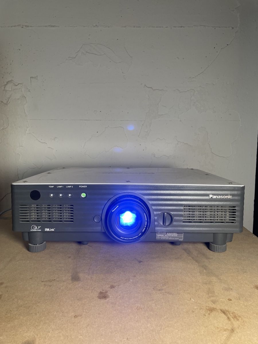 Panasonic Proiettori: Beamer Panasonic PT-D4000 XGA 4000 – Usato da Fribourg venduto da JohnB4 1