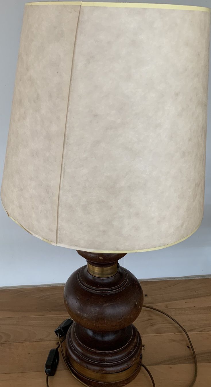 Lampade: Shabby Chic Tischlampe mit massivem Holzfuss – Usato da Birsfelden venduto da Emporio82 2