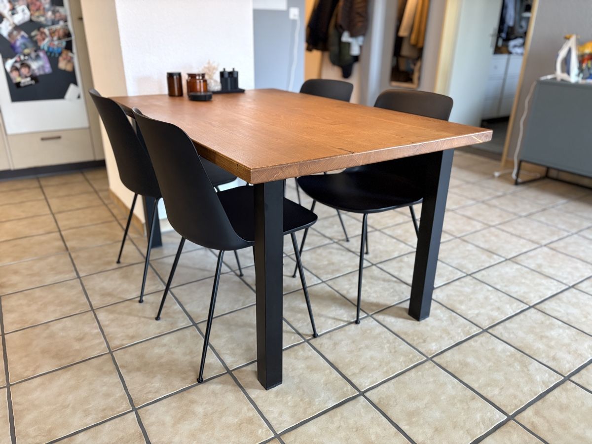 Set di tavolo e panche: Eichenesstisch mit 4 Stühlen, neuwertig und modern! – Usato da Bülach venduto da Buschuz
