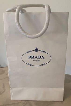 1 Tüte von Prada