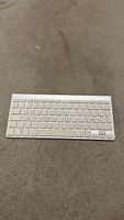 Clavier Apple sans fil. Fonctionne avec des piles.