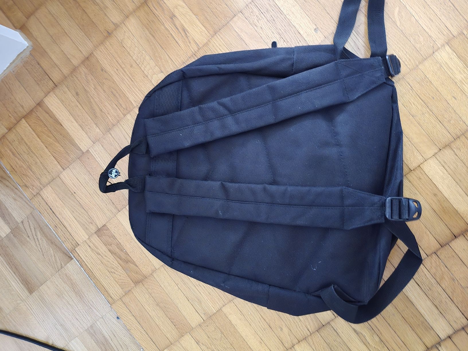 Zaini: Hype Rucksack Schwarz mit Patches – Usato da Bülach venduto da Cat_2.5 1