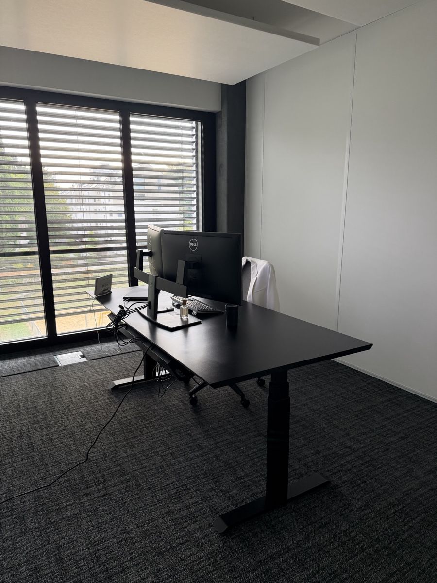 Schreibtische: Bürotisch höhenverstellbar  – Gebraucht aus Zürich von dznana94 1