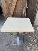Table avec pied en inox