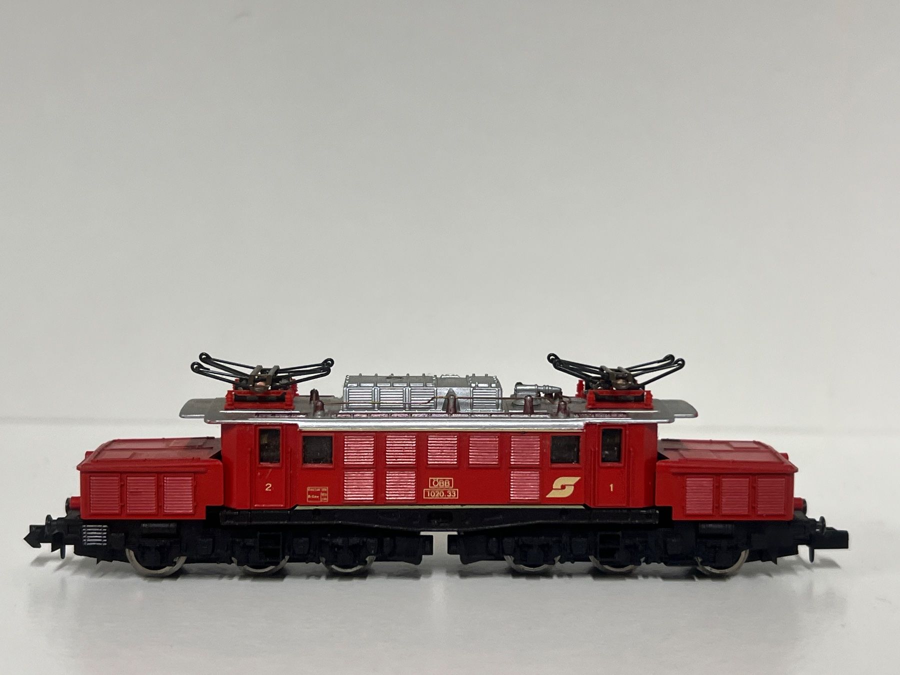 Arnold Modellini di ferrovie: Arnold 2330 ÖBB 1020.33 blutorange Ep.4 – Usato da Geroldswil venduto da TopTrain54 1
