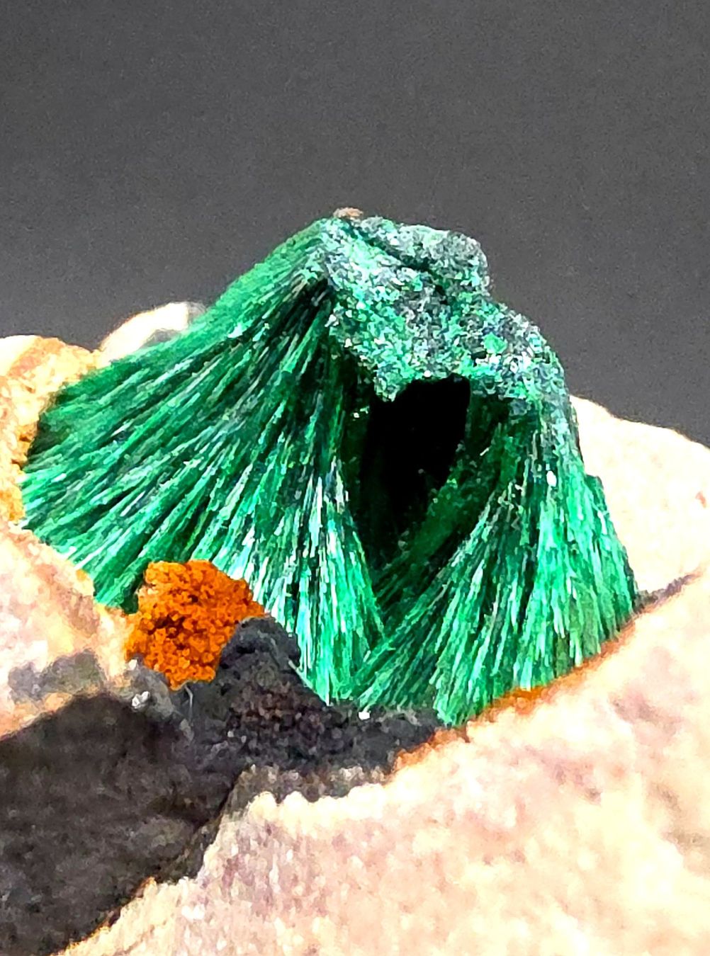 Minerali & Pietre curative: Fibrous Malachite on Matrix - Morocco – Usato da Figino venduto da minshop