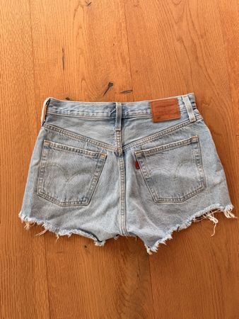 Levi‘s 501 Jeansshorts in hellblau Gr. W27