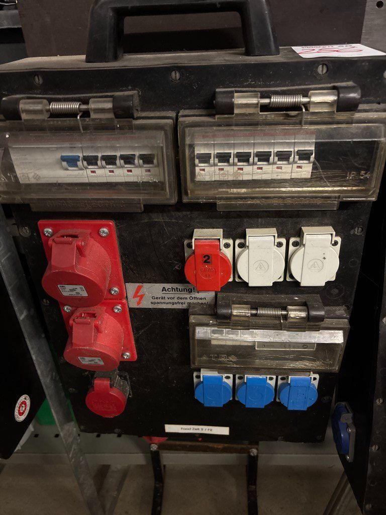 Alimentazione elettrica: Stromverteiler (Lot 256) 2504 Biel – Usato da Bäriswil venduto da WWYN-AUKTIONEN