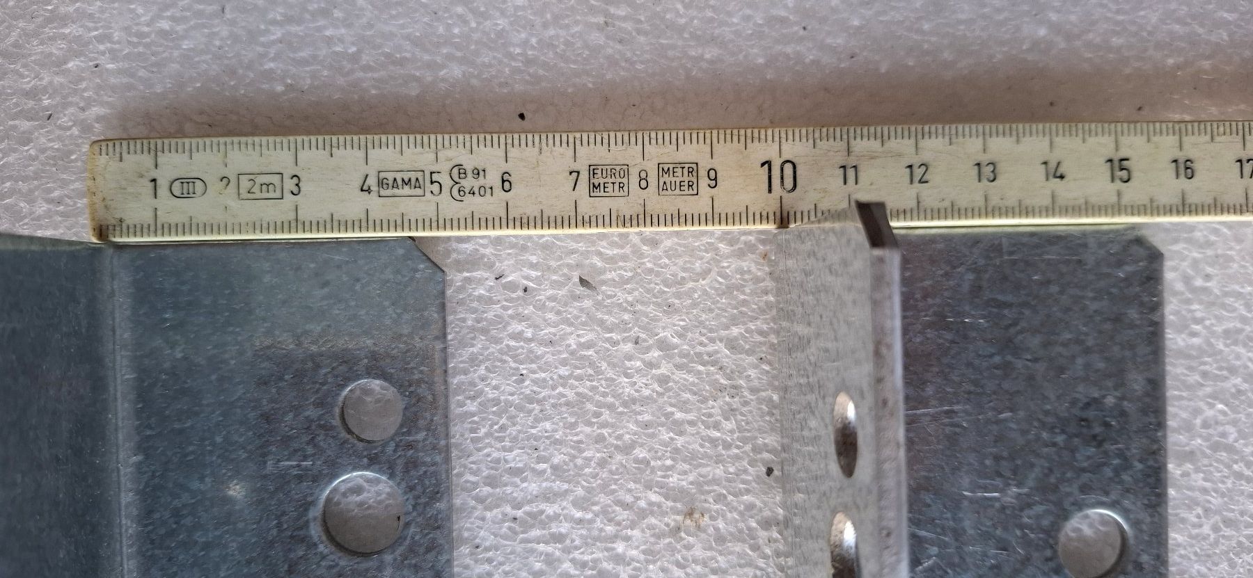 Scaffali: Restposten 3Stck, massivWandwinkel 38cm l,mit div.Lochungen. – Usato da Eschenbach LU venduto da neg_zw6v 2