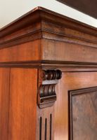 Antiker Nussbaum Kleiderschrank mit wunderschöner Maserung