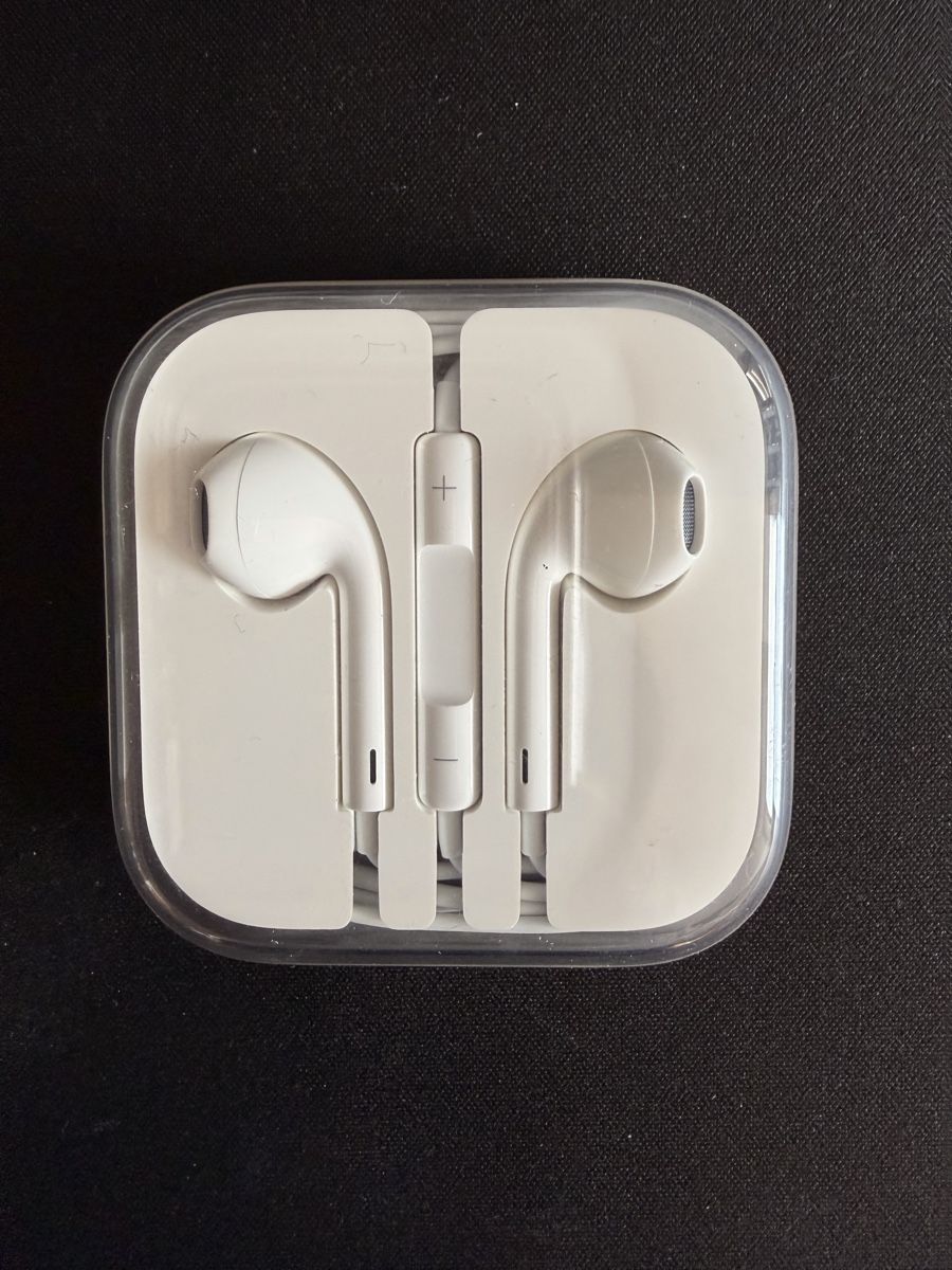 Apple Casques audio: Apple EarPods originaux avec prise jack 3,5 mm. – Neuf avec emballage d'origine à Chézard-St-Martin par chr_vz22