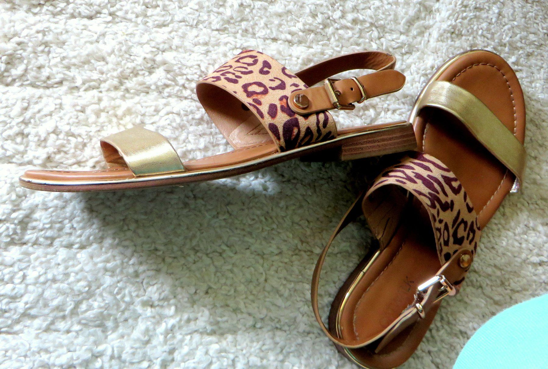 Damenschuhe: Sandale 38, flach, Leopardmuster und goldfarbig – Gebraucht aus Ebmatingen von Paradisee 1