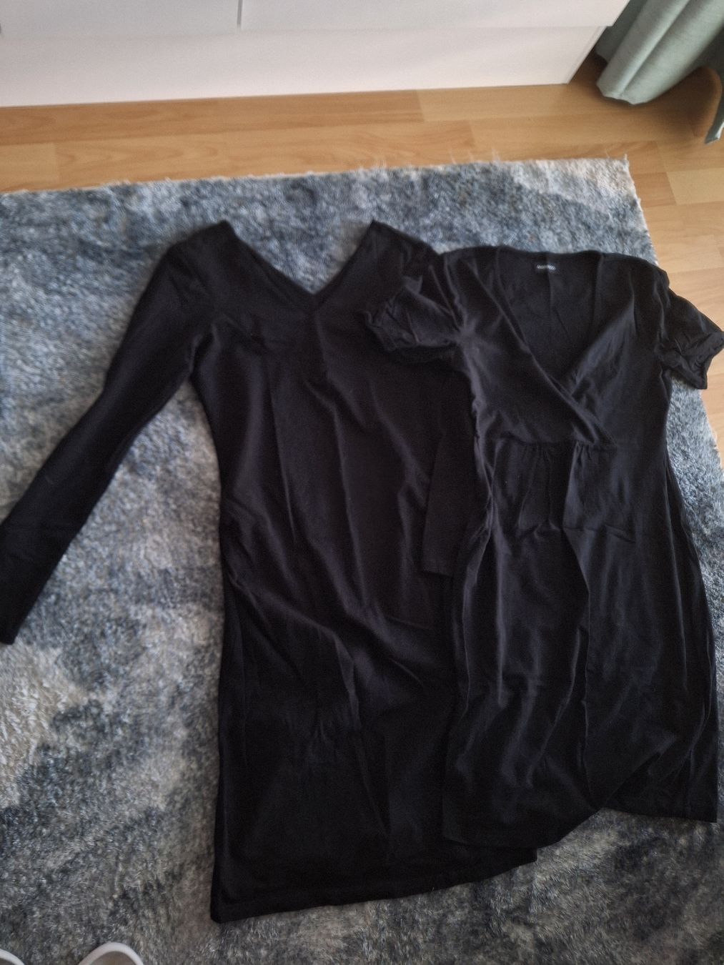 Lotti di vestiti: lot robe noir grossesse M – Usato da Fully venduto da Taaat