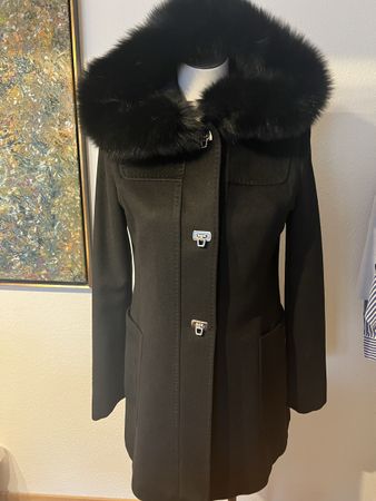Manteau Max Mara noir, capuche fourrure en laine vierge