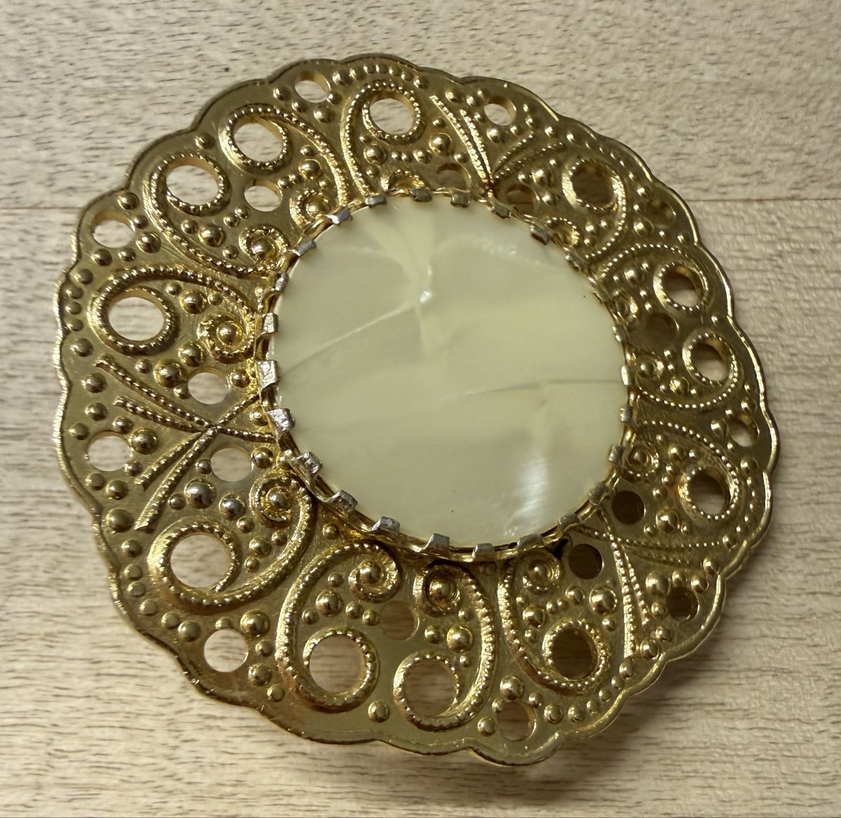 Broschen & Nadeln: Brosche Goldfarben Vintage mit Stein 5cm – Gebraucht aus Lyss von Sibella56