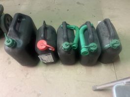 Lot de 5 bidons noirs pour carburant état occasion