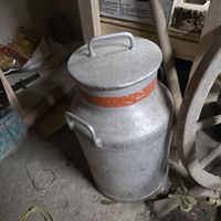 Pot à lait ancien en aluminium avec couvercle usagé
