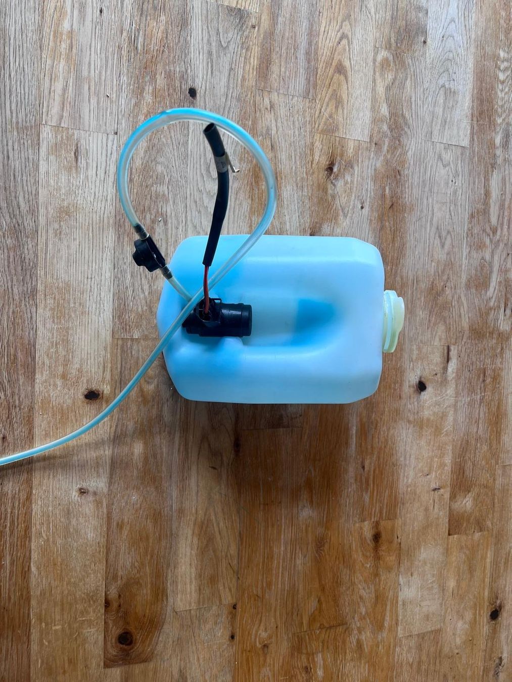 Toutes les pièces auto: Universal Scheibenwaschbehälter mit Pumpe 12V Mini Cooper – D'occasion à Mauren par lotus_46