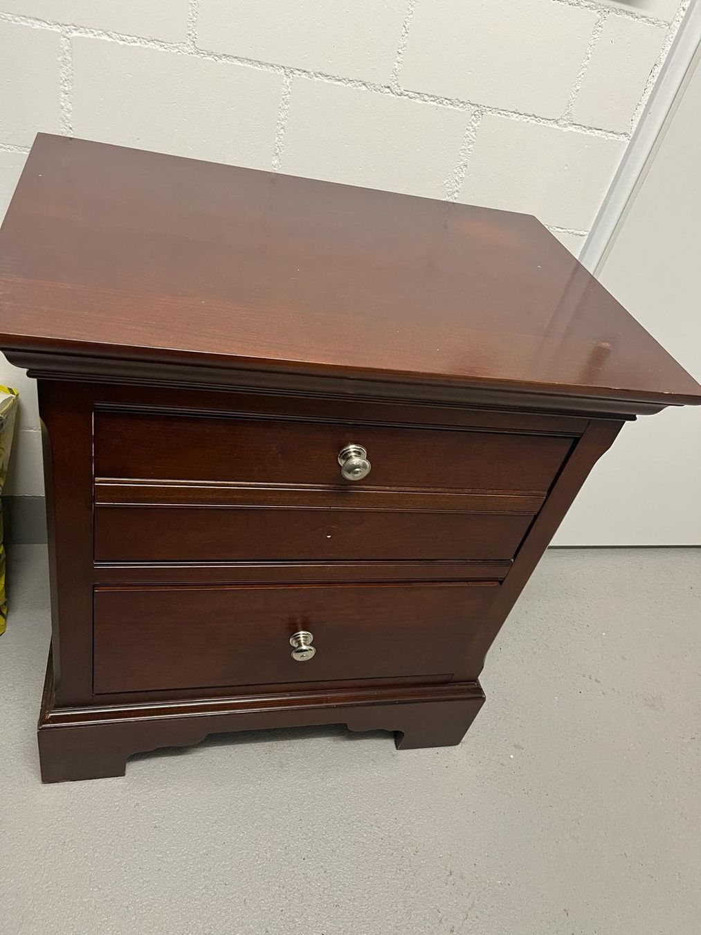 Cassettiere: Wooden wardrobe and bedside table – Usato da Zürich venduto da bur_7cxd 3