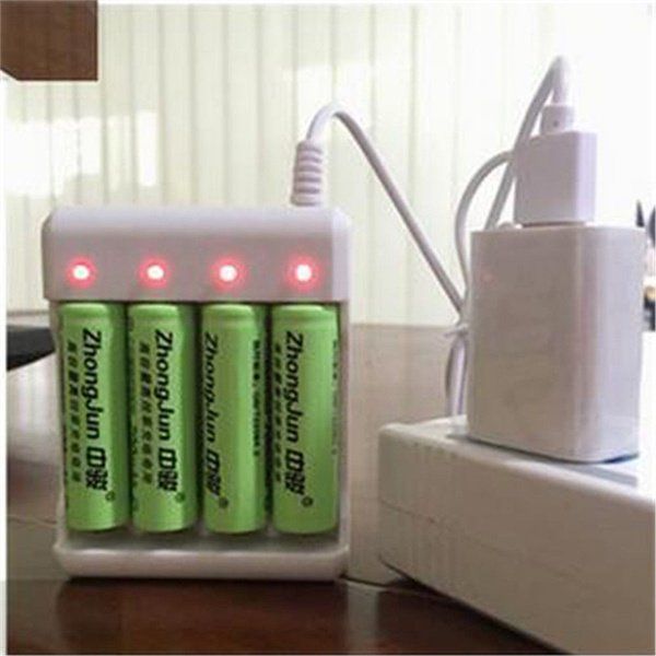 Caricatori & Batterie: Universal Ladegrät mit 2 AA und  2 AAA Akkus – Nuovo e nell'imballaggio originale da Castiel venduto da mc_technik_brocki