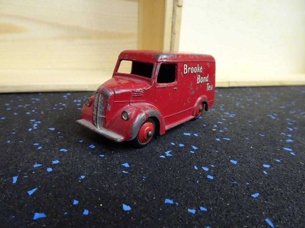 Dinky Toys Trojan Van 