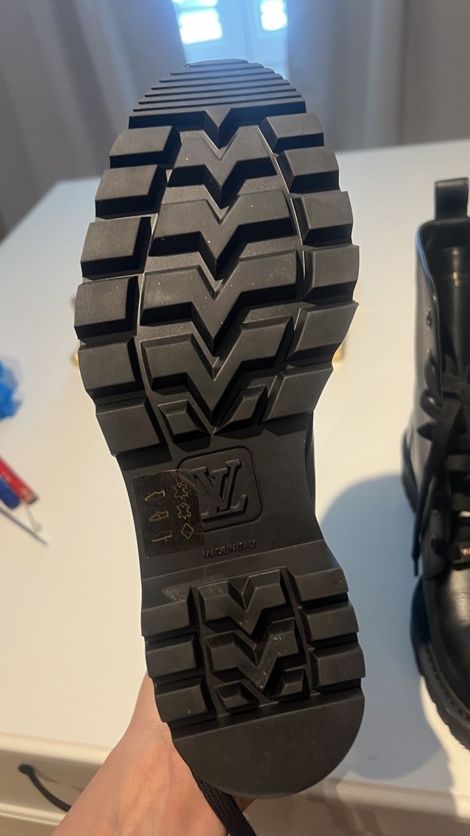Louis Vuitton Chaussures femmes: Louis Vuitton Territory Flat Ranger Boots – Neuf avec emballage d'origine à Staufen par sib_x8p9 3
