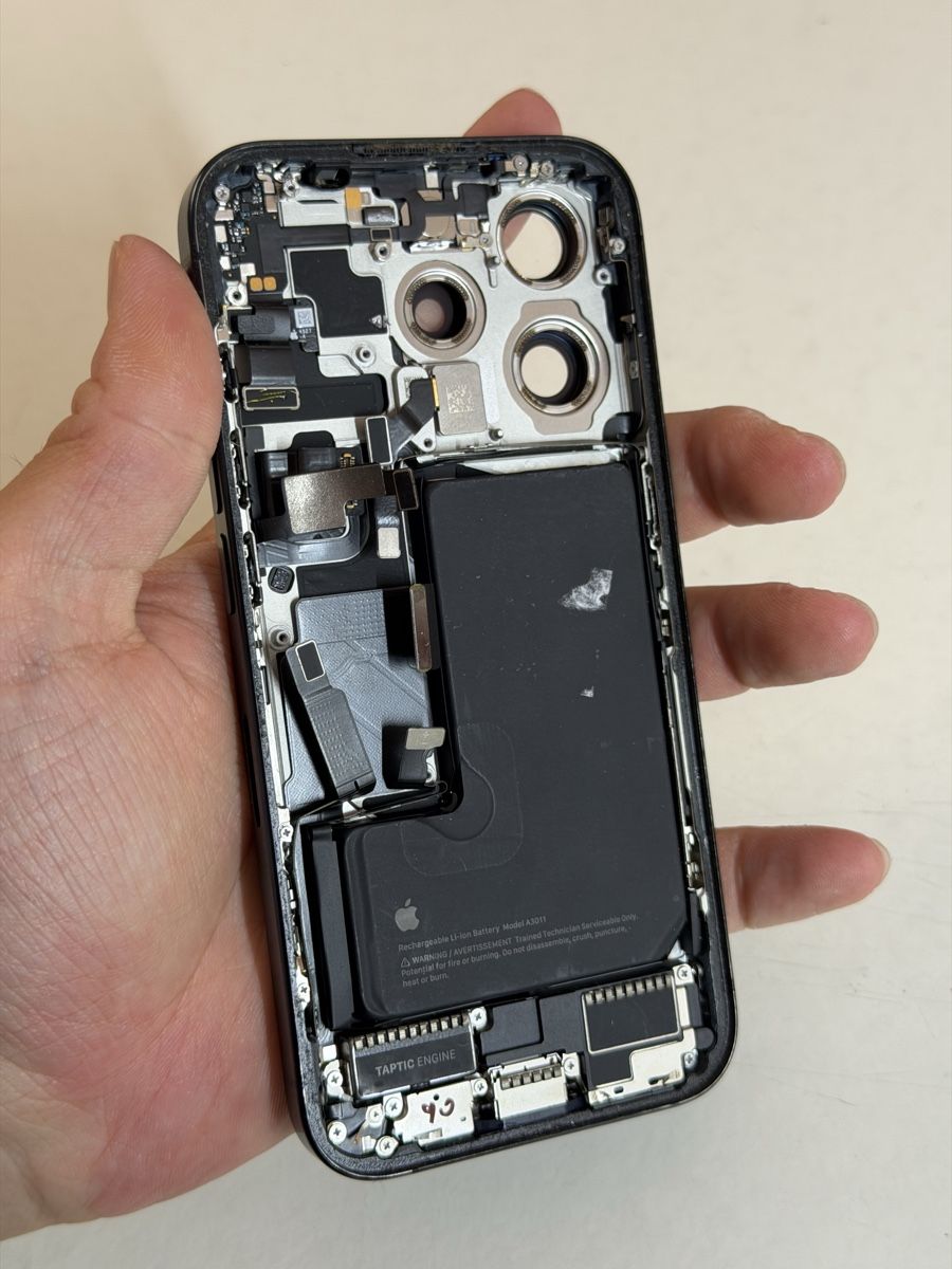 Apple Handys / Smartphones: Komplett iPhone 15 Pro Gehäuse Pulled  – Gebraucht aus Chur von beverlyone 3