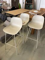 Kave Home Barhocker Altea Kunststoff Stahl beige Sitzhöhe 75