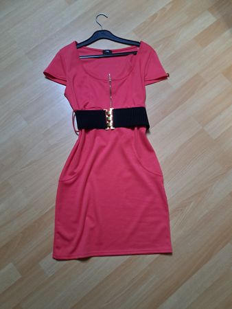 Elegantes, korallfarbenes Kleid mit Gürtel, Grösse 36