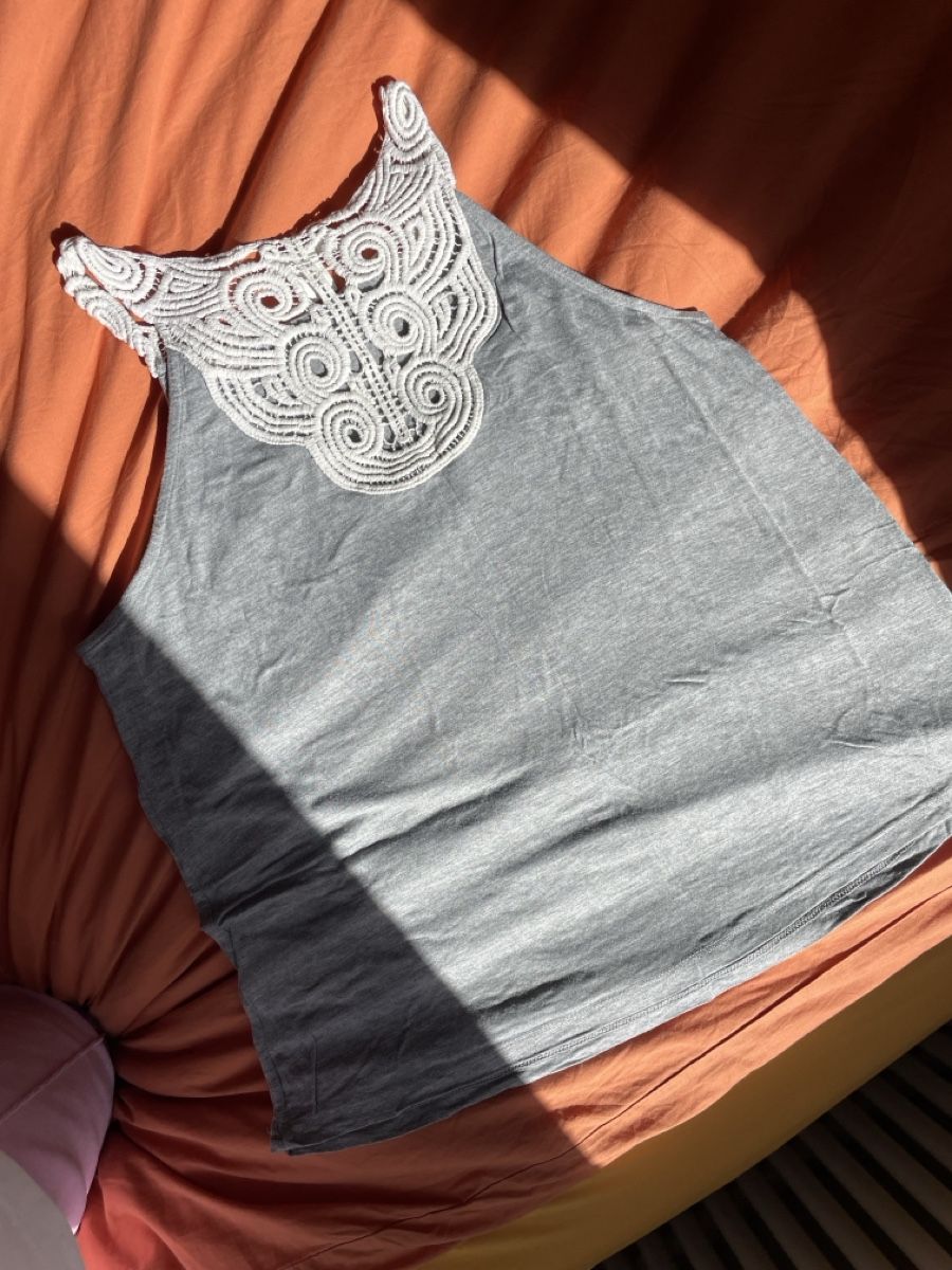 H&M Top: Sommerliches, graues Top mit Spitze, Grösse S – Nuovo (secondo la descrizione) da Zürich venduto da Carlajimena 1