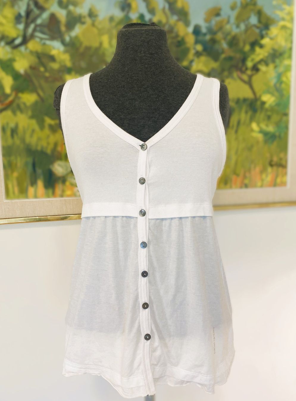 Marc Cain T-Shirts: MARCCAIN weisses Basic Shirt mit Perlmuttknöpfen N3 – Gebraucht aus Allschwil von Rosenfee