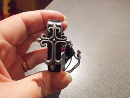Armband schwarz, grosses graues Kreuz