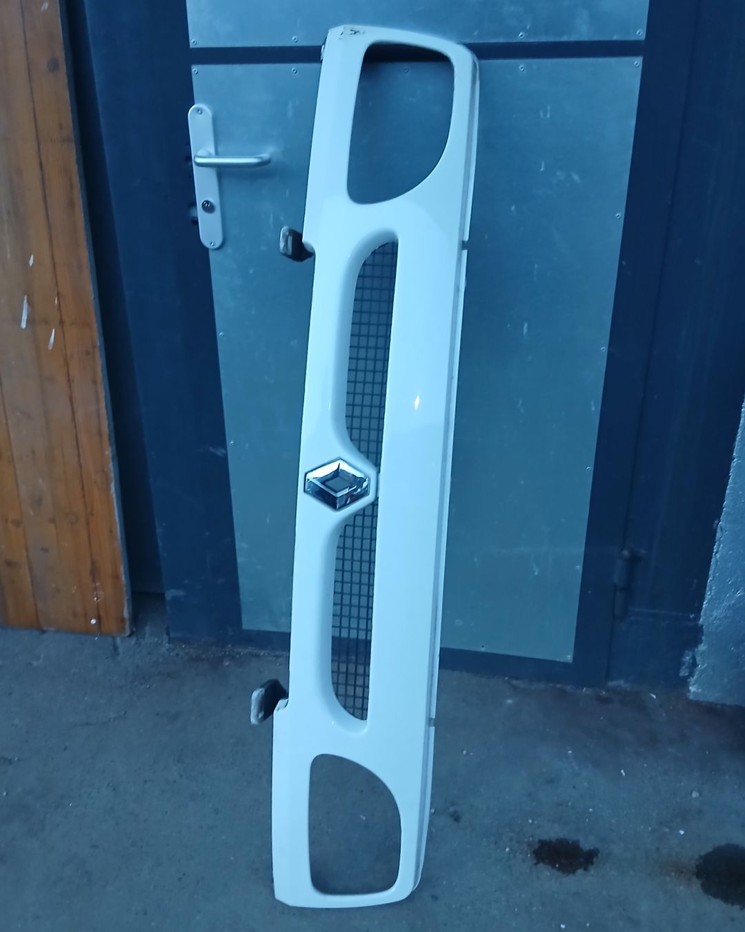 Renault Tutti pezzi di ricambio auto: Calandre Renault Express 1994-2001 – Usato da la heutte venduto da Auto-stock