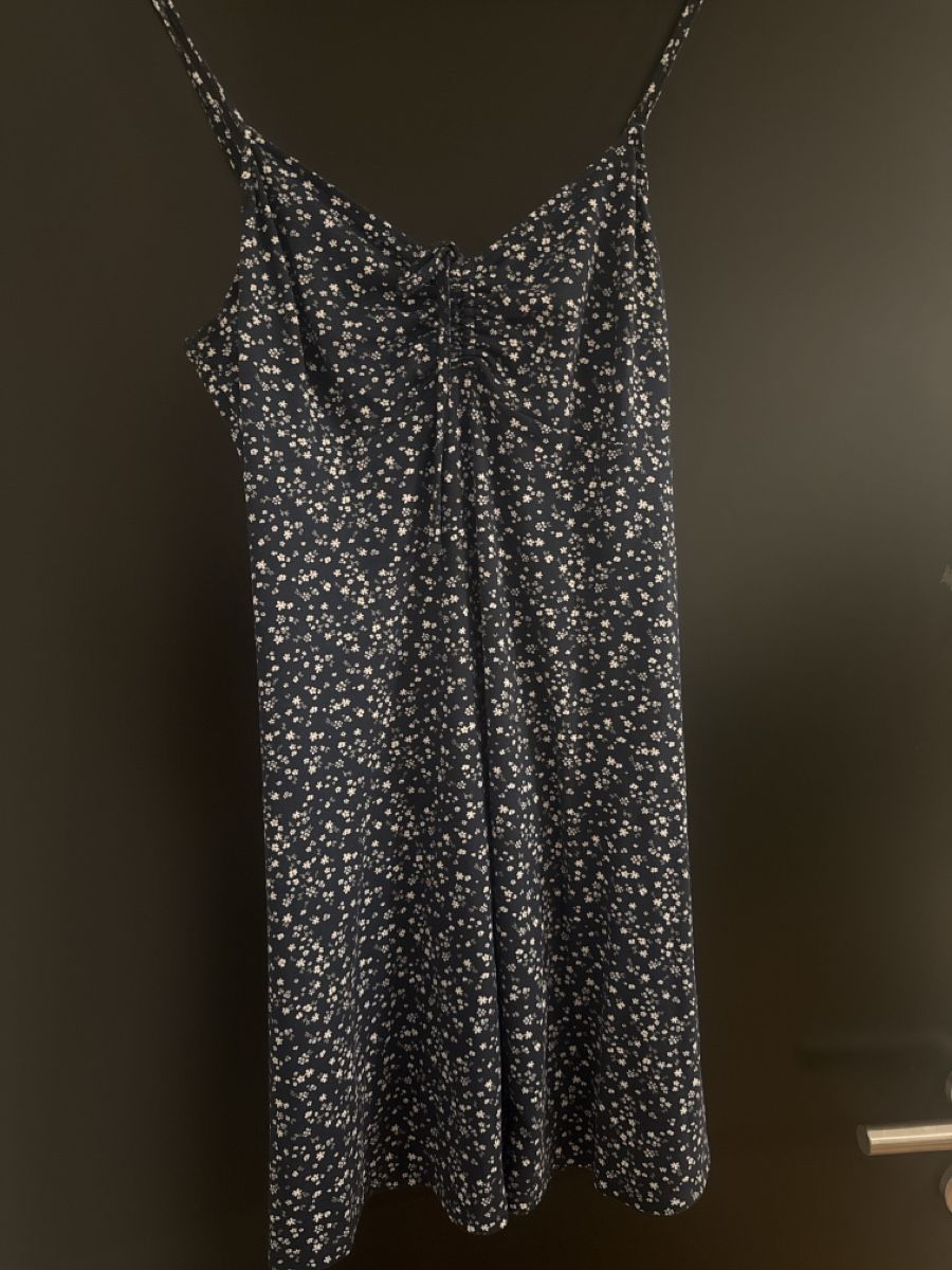 Hollister Kleider: Kleid mit Blumenmuster dunkelblau – Gebraucht aus St. Niklausen LU von car_2562